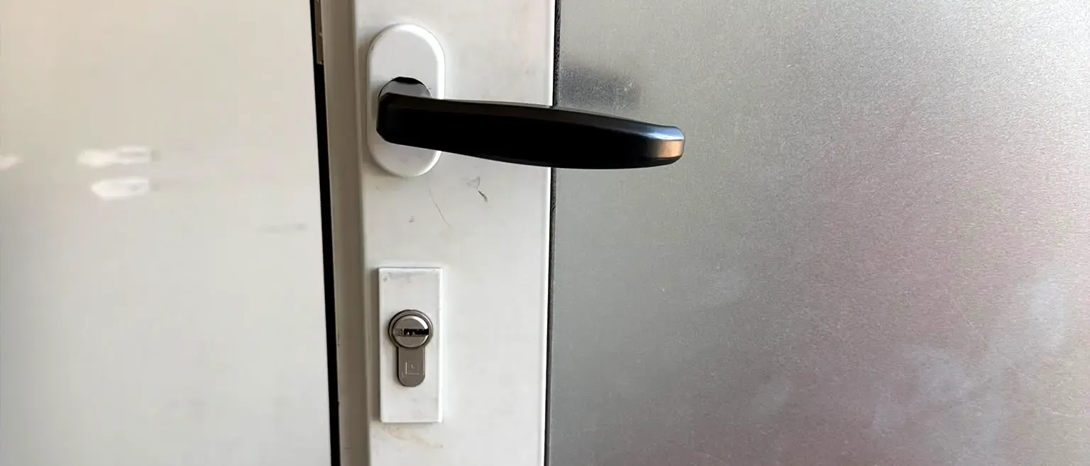 Porte métallique et cylindre de sécurité — blindage SUSL