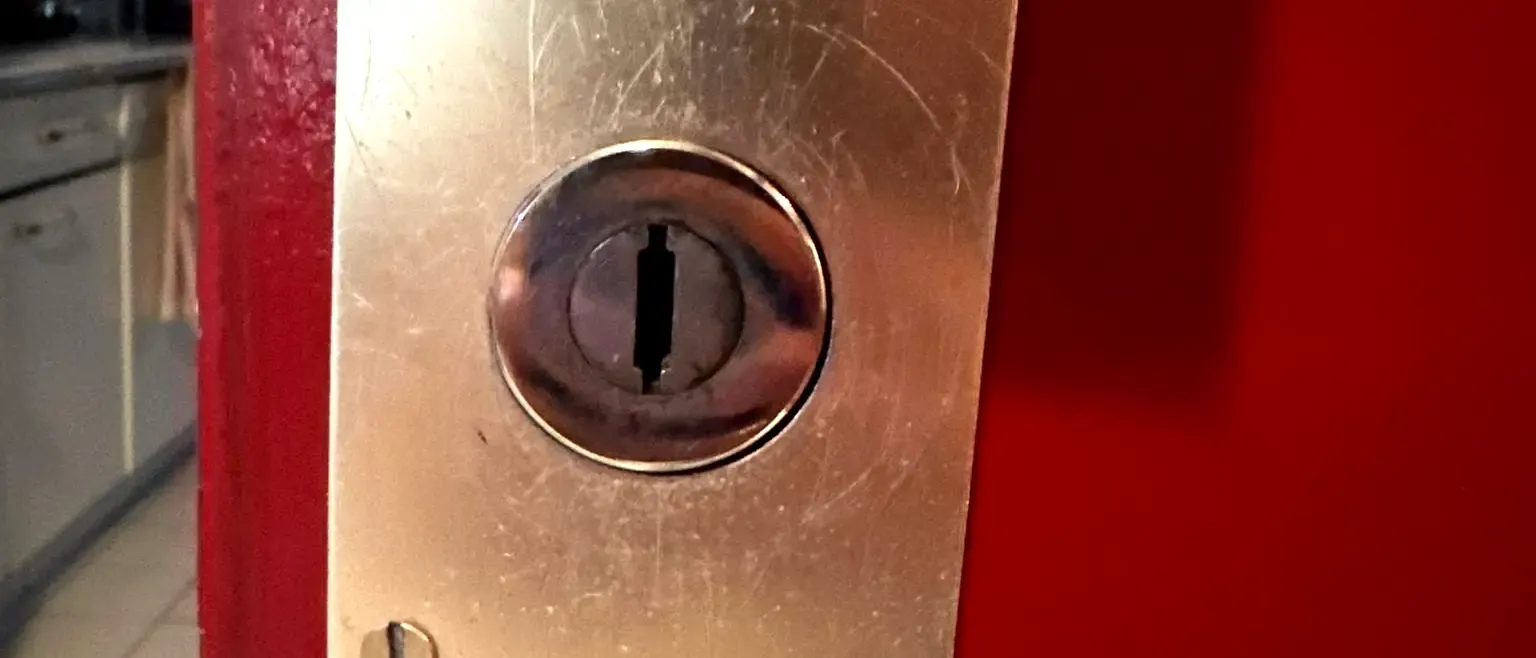 Cylindre et applique laiton sur porte rouge — urgence 24h/24