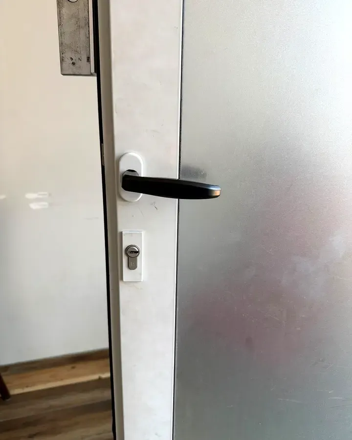 Porte métallique grise avec cylindre de sécurité, blindage à Lyon